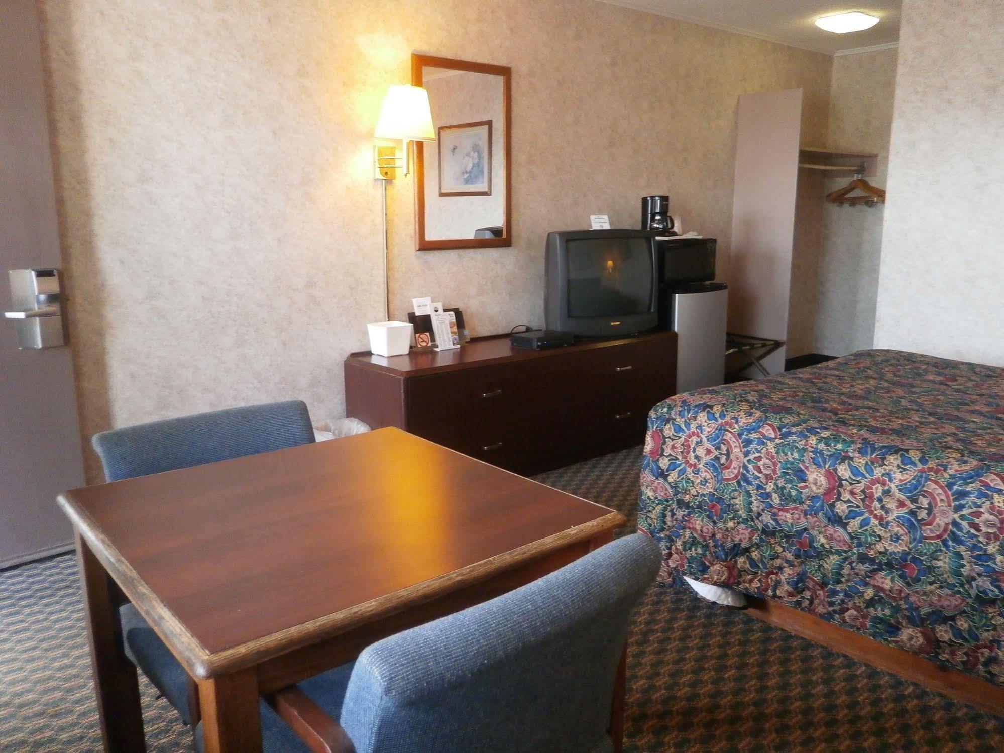 Richmond Inn And Suites ภายนอก รูปภาพ